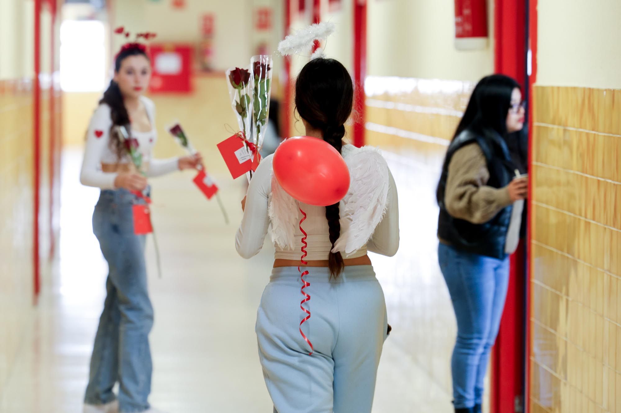 Alumnos de sa Blanca Dona venden rosas por San Valentín