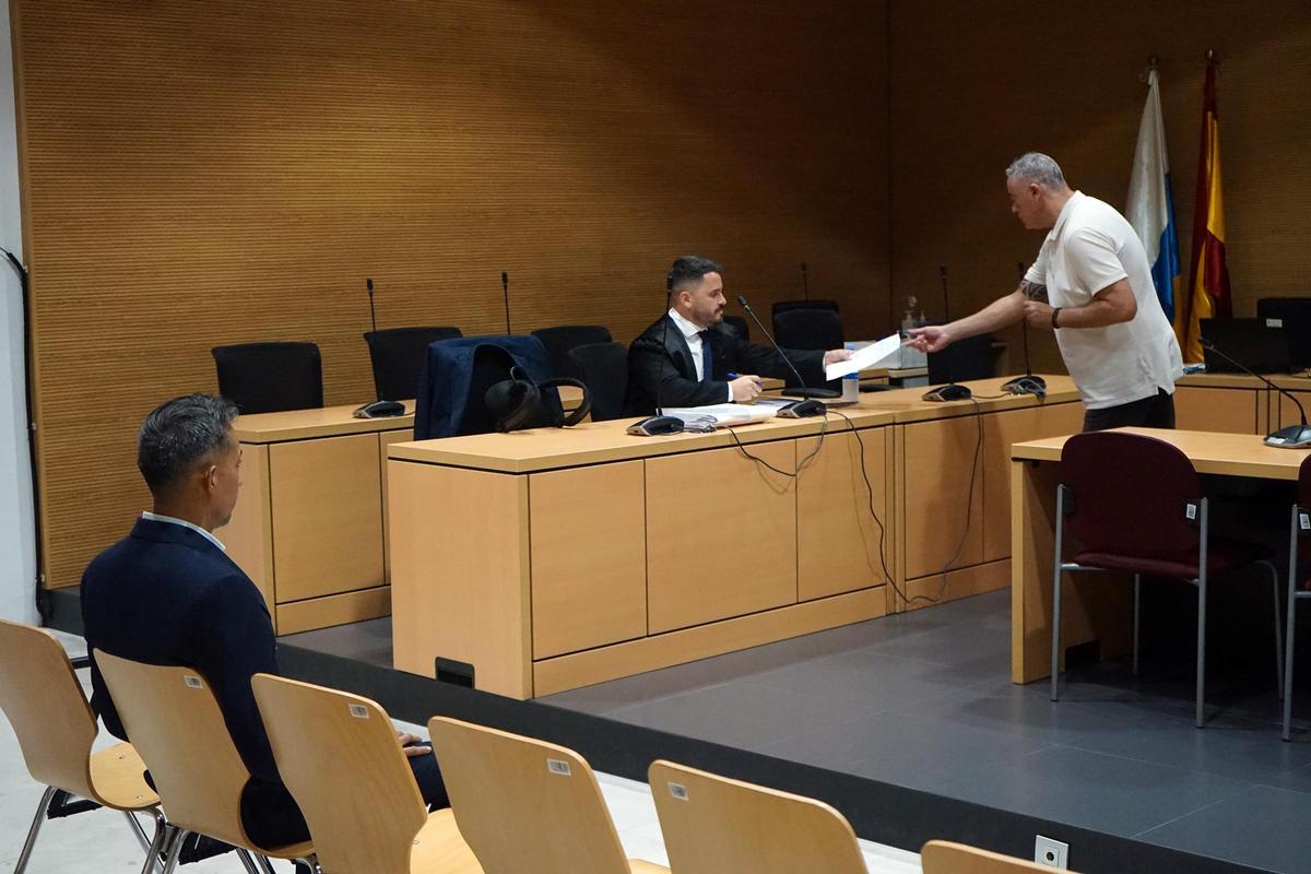 El acusado, a la izquierda, este martes en el juicio.