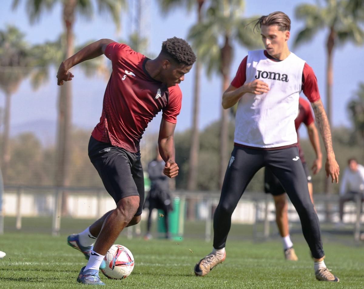 Marvel protege el esférico ante Álex Sala durante una práctica en la Ciudad Deportiva.