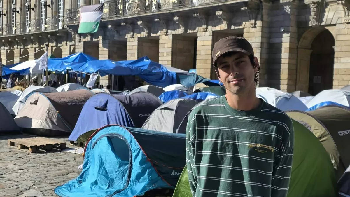 Miguel, cangués «influencer» en la acampada de Santiago: «Nunca estiven rodeado de xente tan culta»