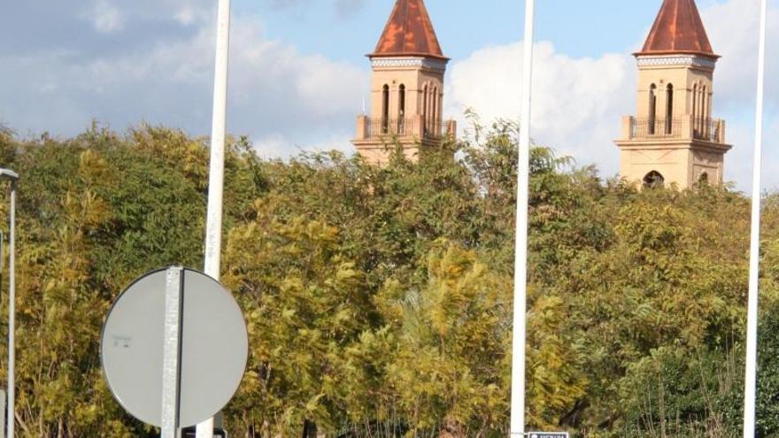 La avenida Reino de Murcia, con las torres de la iglesia de Zarandona al fondo