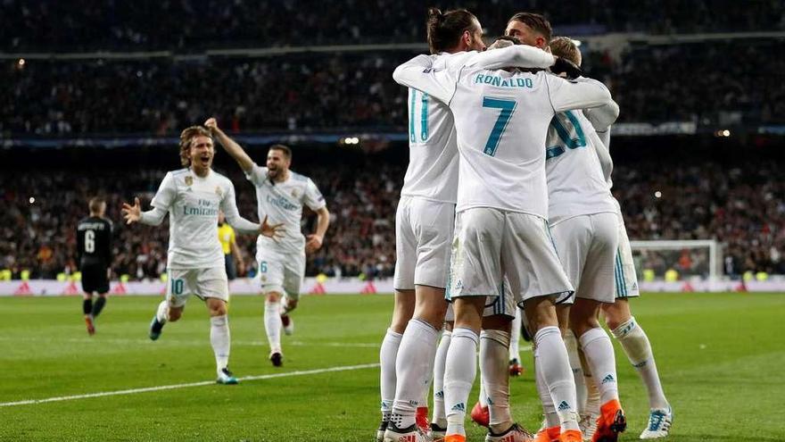 Los jugadores del Madrid celebran uno de los goles, con los parisinos al fondo de la imagen.