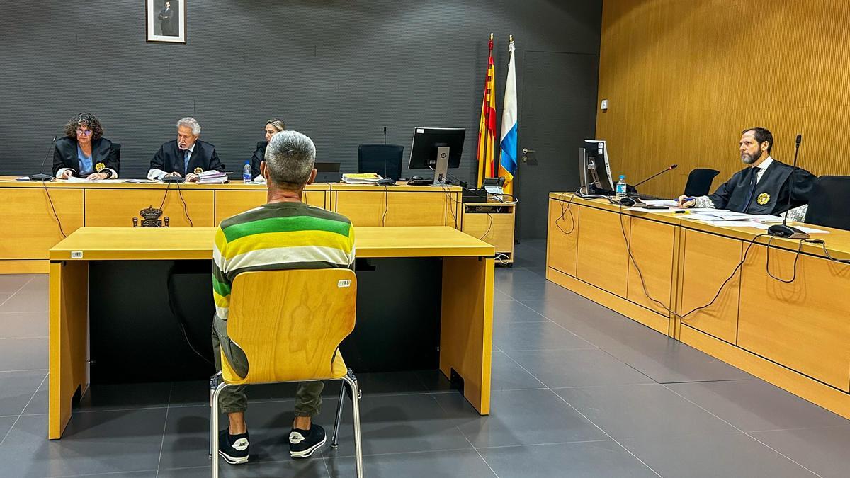 El acusado, conocido como 'el Tilinga', declara ante la Audiencia de Las Palmas por un presunto delito de robo.