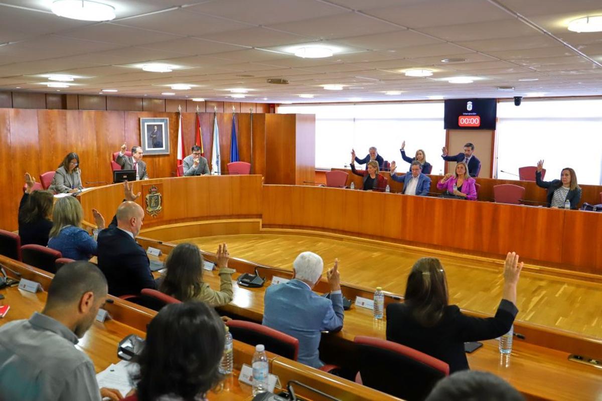 Los concejales del PSOE votan a favor de la modificación presupuestaria en el pleno.