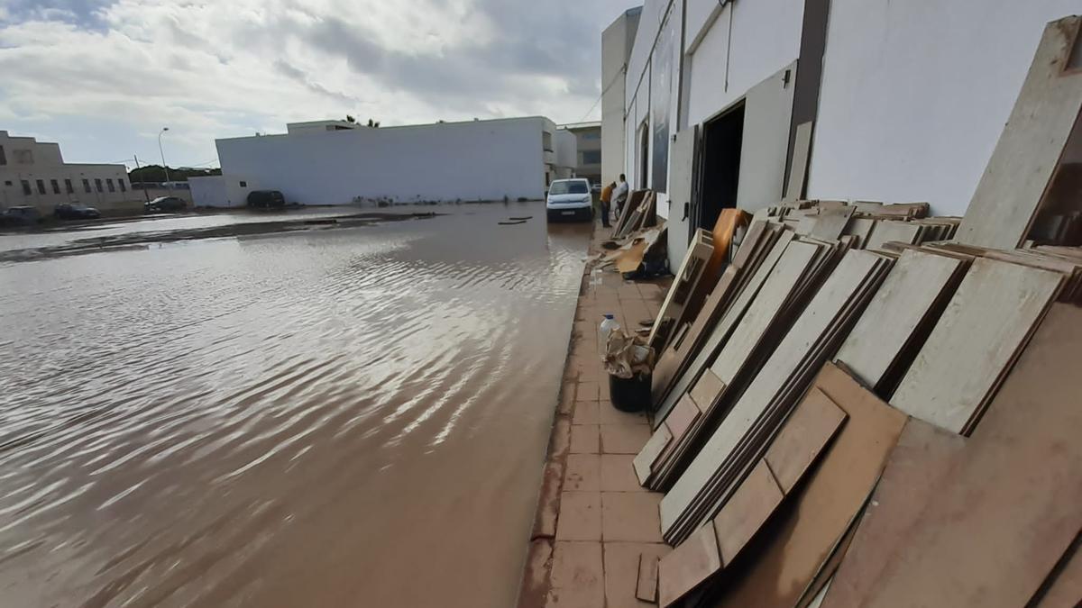 Inundaciones por lluvias en la zona próxima al lugar donde el Ministerio del Interior ha instalado las infraestructuras para la atención temporal de migrantes. en el solar de la Autoridad Portuaria en Arrecife.