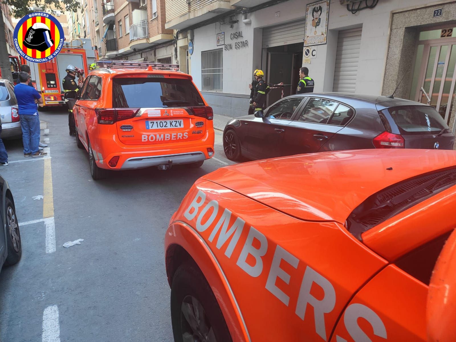 Los bomberos intervienen ante la caída de parte del falso techo en un casal de Torrent.