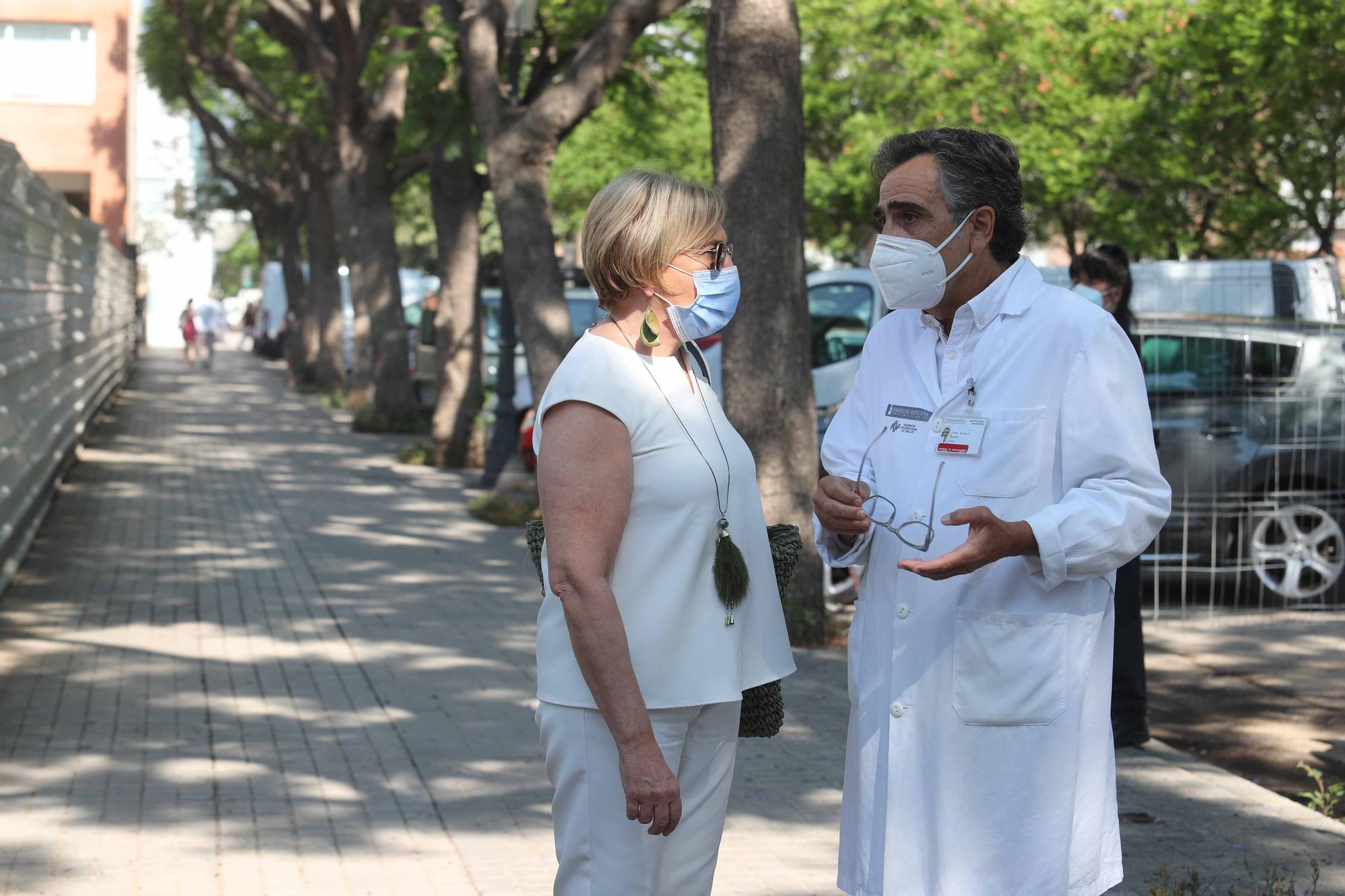 Ana Barceló visita las obras de ampliación del Hospital Clínico