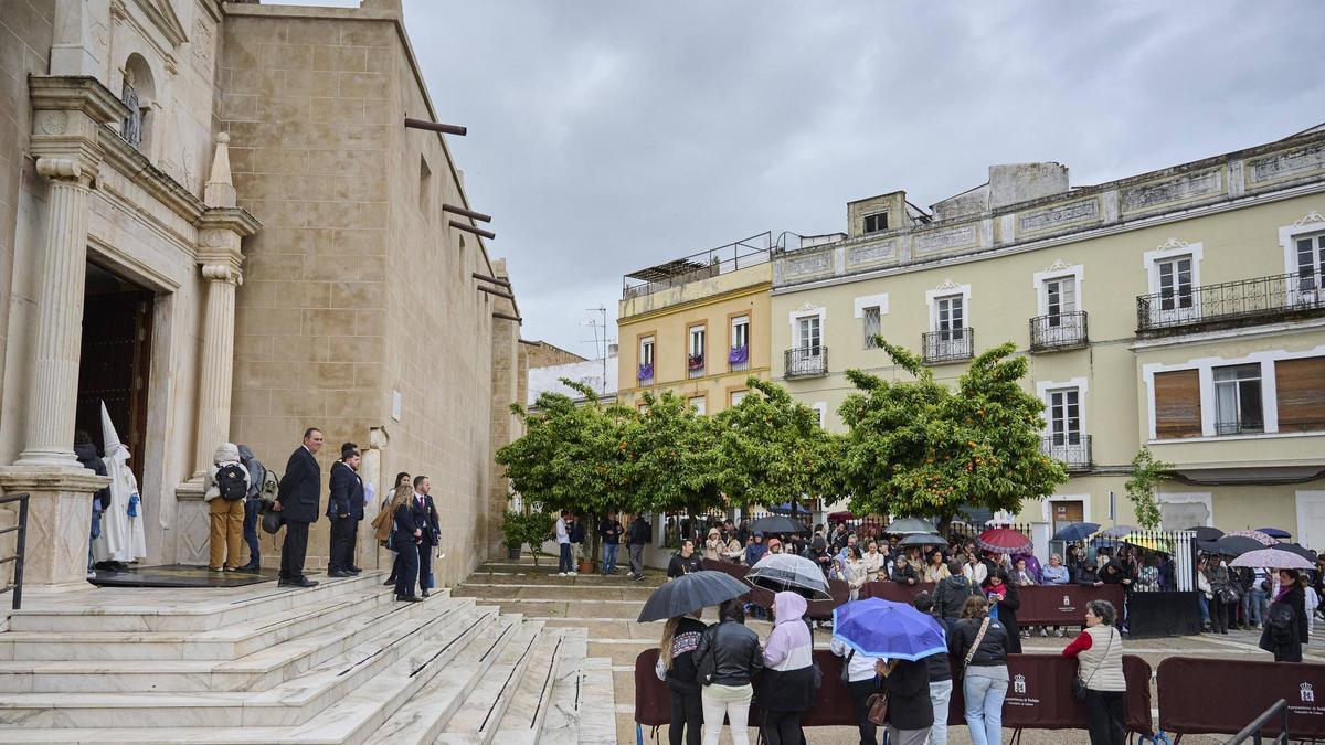 Fotografía del atrio de la iglesia de San Agustín y la escalera que se intentará salvar con una rampa.
