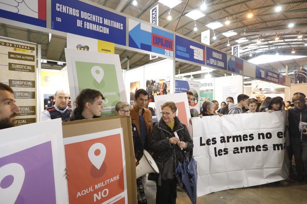 Protesta contra les Forces Armades a l''Expojove