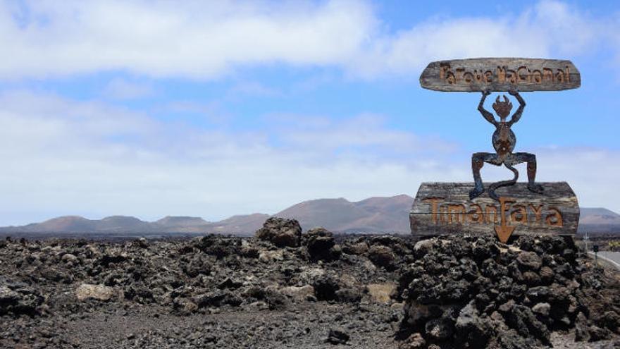 Escultura de César Manrique a la entrada del Parque Nacional de Timafaya.