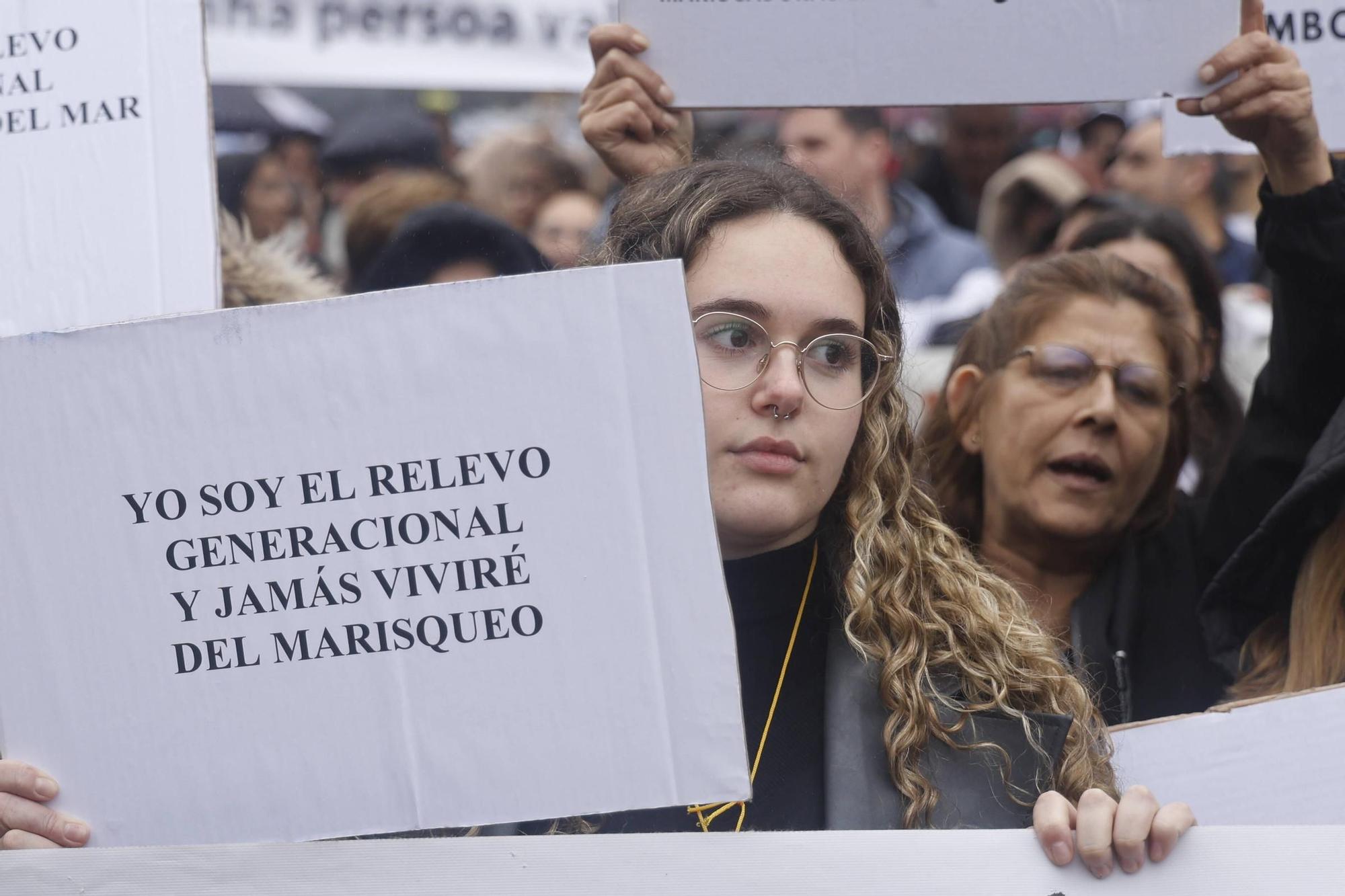 Multitudinaria manifestación en Santiago "en defensa do mar" y contra la gestión de la crisis de los pélets