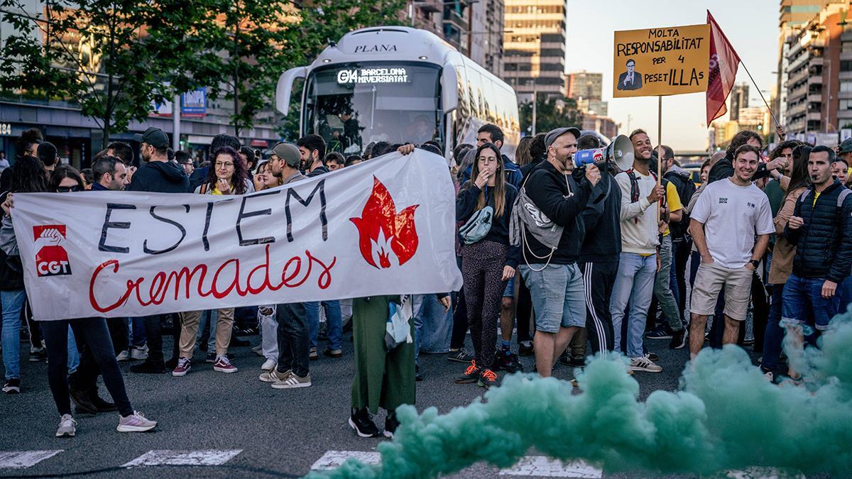 Los profesores cortan la Gran Via a la altura de La Campana, en Barcelona.