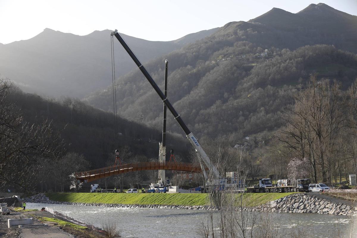 Así se instaló la pasarela peatonal de La Chalana, en Laviana