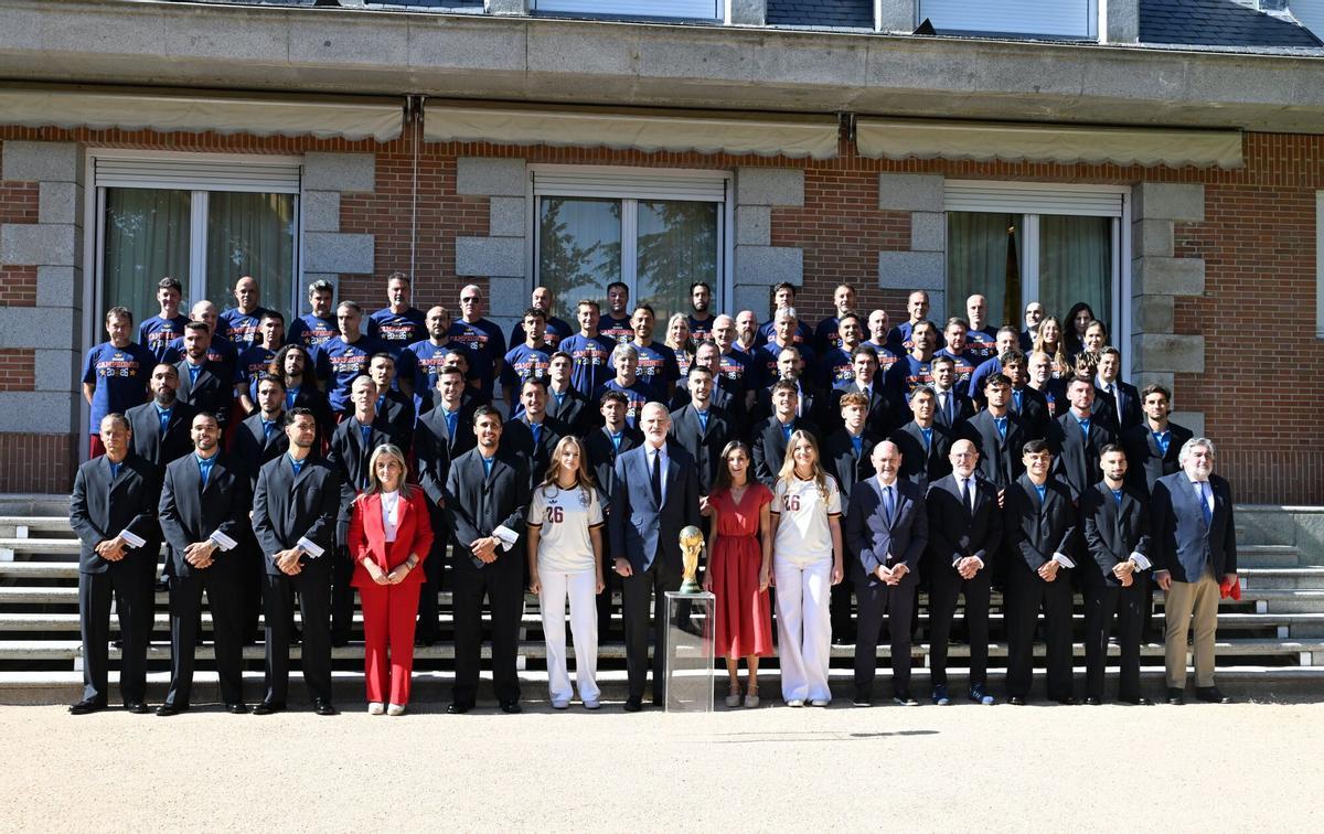 La familia real junto a la Selección Española de fútbol tras proclamarse vencedora del Mundial.