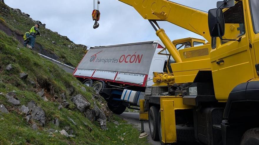 Salvar al camión de la Vuelta: una grúa libera (tras hora y media de trabajos) el transporte pesado que quedó suspendido en el aire en una curva al bajar el Angliru tras la etapa