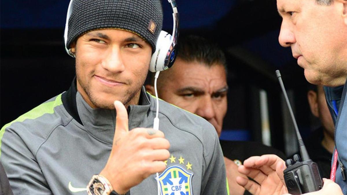 Neymar, este lunes, abandonando la concentración con Brasil