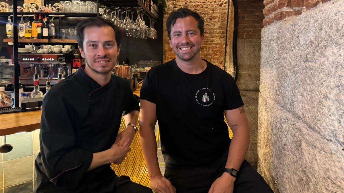 Daniel Martínez y Guillermo Orozco, dos de los tres socios de Tatemado, en el restaurante que han consolidado en La Latina.