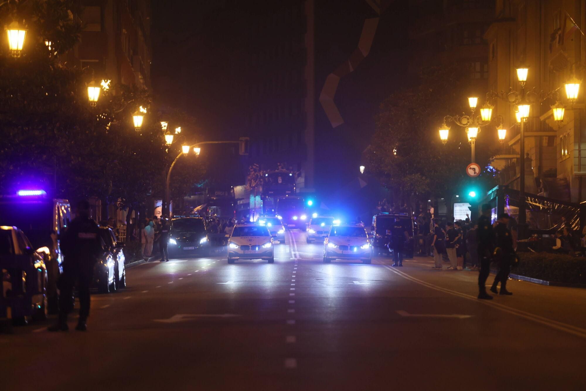 Así se celebró el ascenso del Oviedo a Primera: la afición estalla en una noche histórica