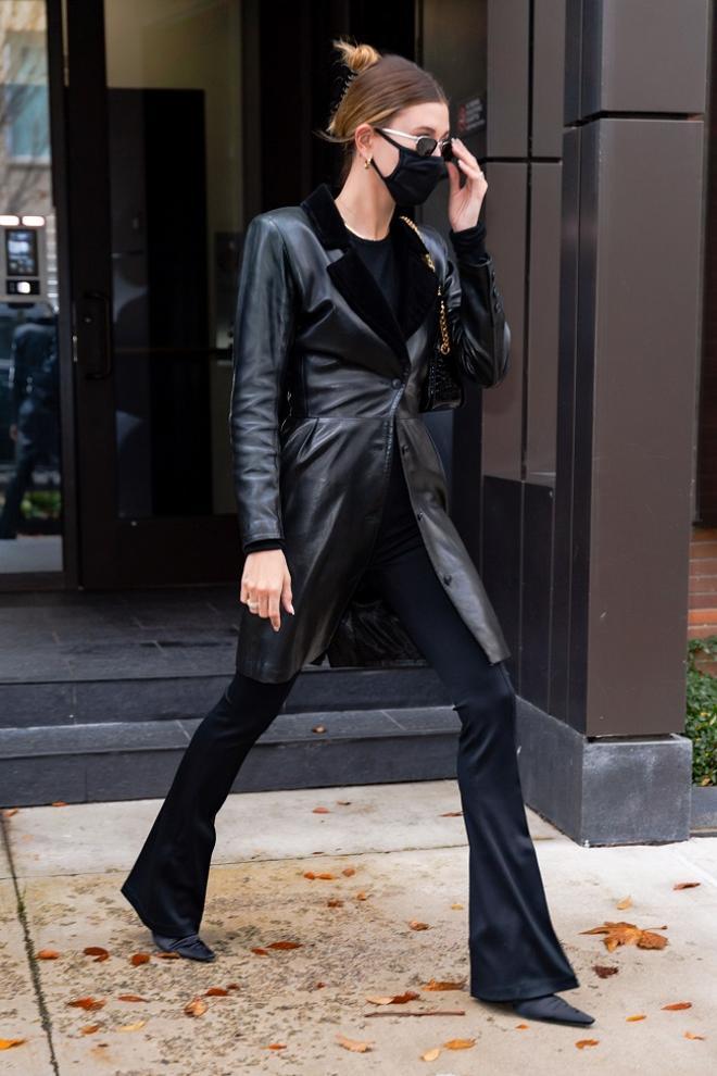 Hailey Baldwin con chaqueta de cuero, pantalones de campana y botines