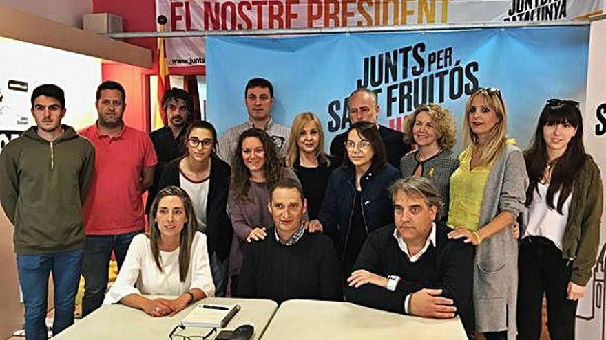 Llorens, assegut al mig, davant de membres de la candidatura i del partit, ahir a la seva seu de Sant Fruitós
