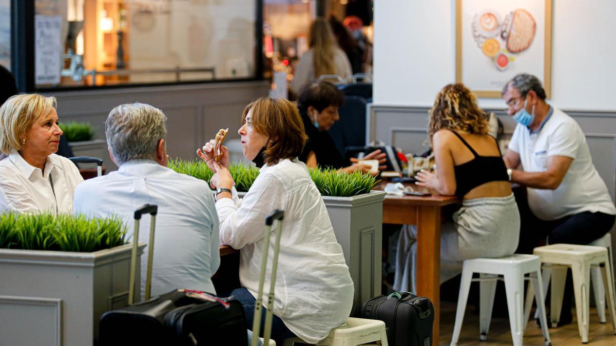 Turistas en el aeropuerto de Ibiza.