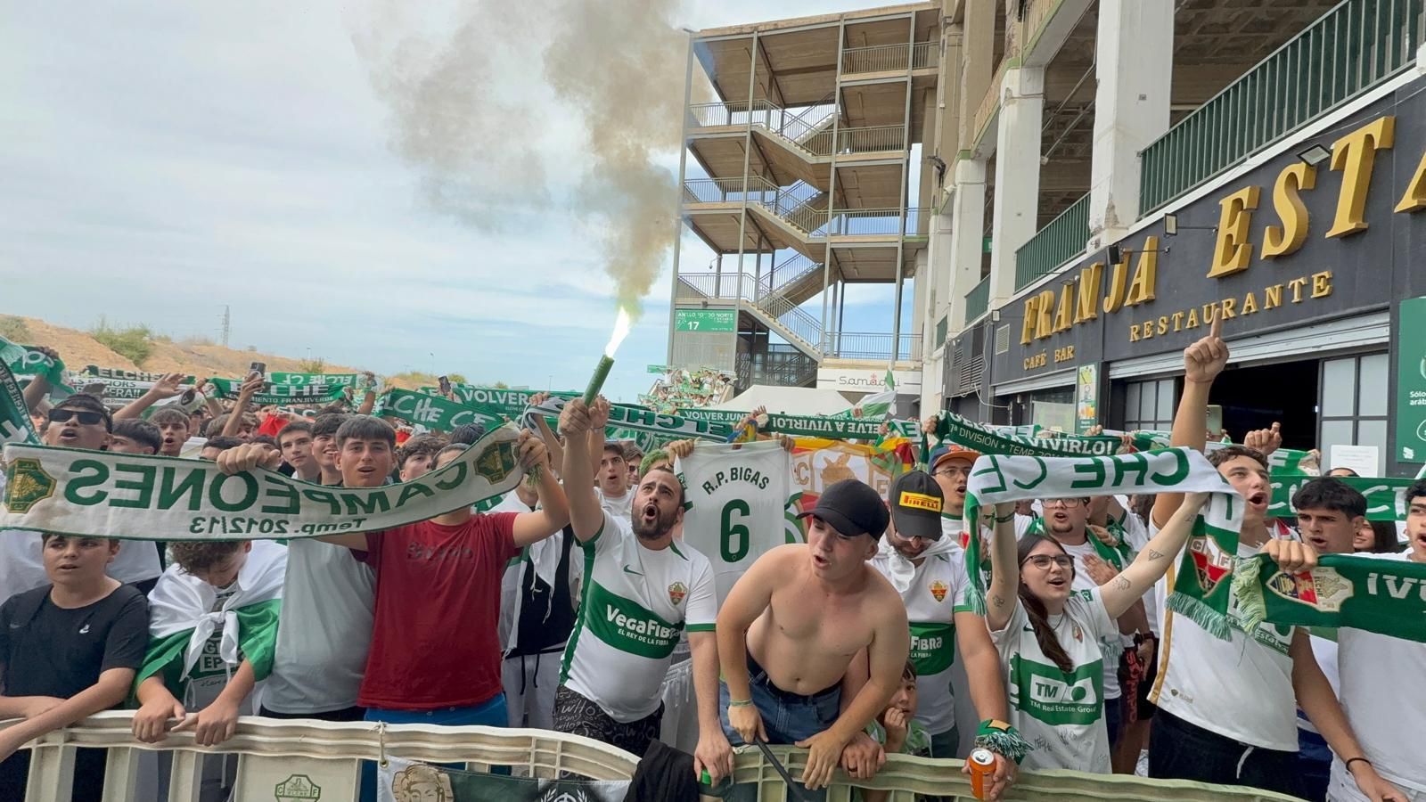 El Martínez Valero se llena de aficionados para animar al Elche CF desde la casa franjiverde