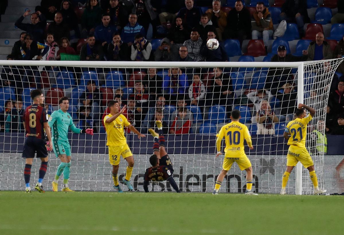 Momento en el que la pelota es despejada por Vezo tras haber entrado