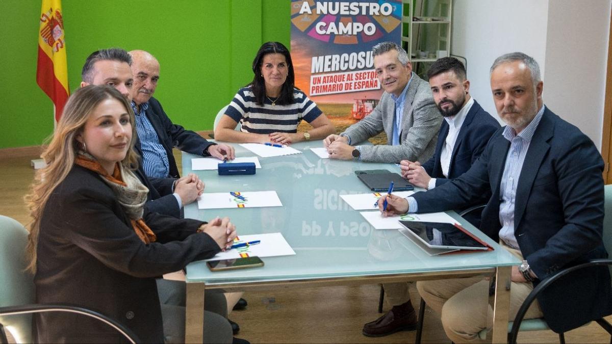 María Ruiz preside una reunión con la nueva ejecutiva de Vox en la Región de Murcia.