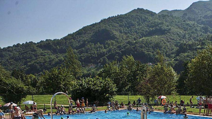 Usuarios en la piscina al aire libre de Pola de Laviana, en una imagen de archivo.