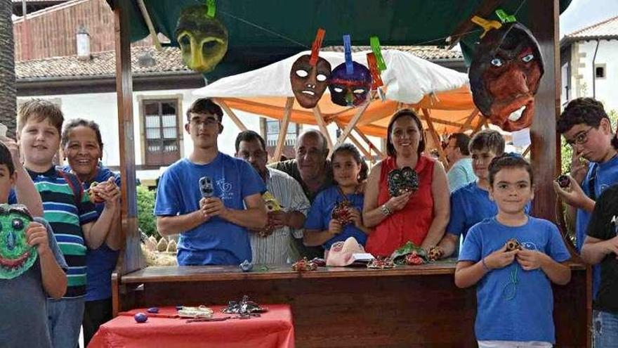 Jóvenes y usuarios de &quot;Raitana&quot;, ayer, en el mercado con sus máscaras.