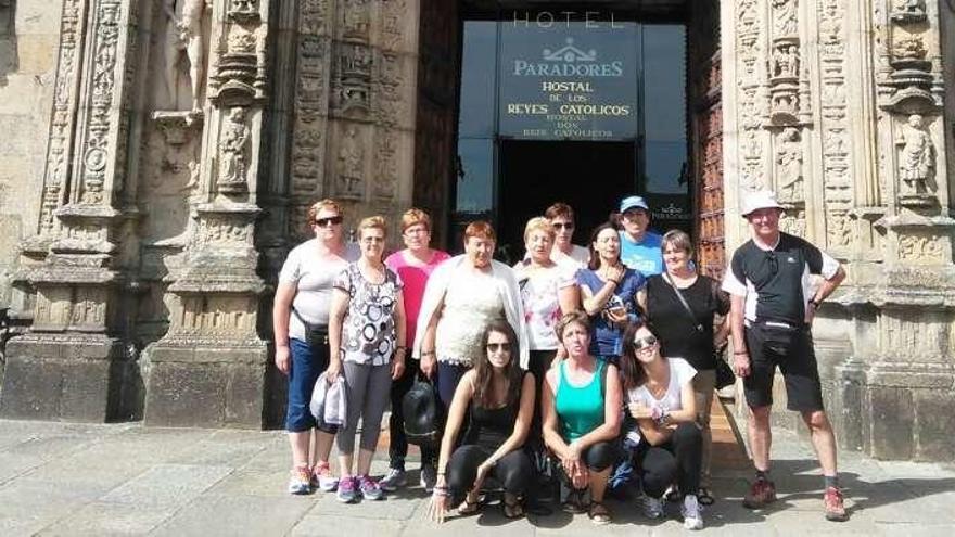 Los peregrinos durante su visita al Hostal de los Reyes Católicos.