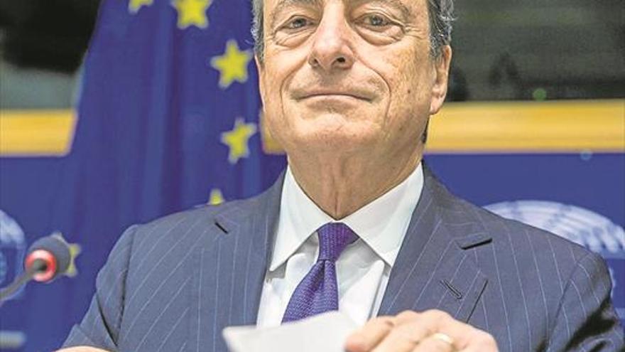 Mario Draghi atribuye a los   bajos sueldos la débil inflación