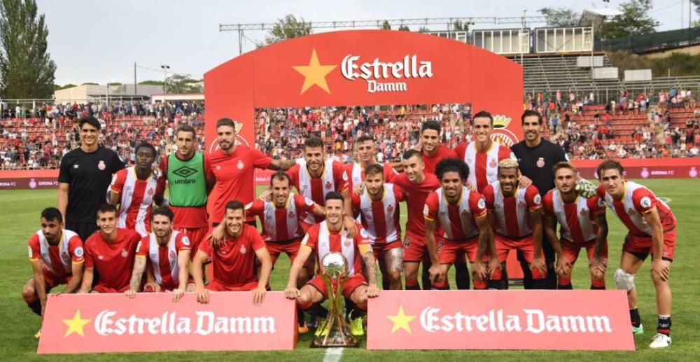 L'equip amb el Trofeu Costa Brava al final de l'enfrontament