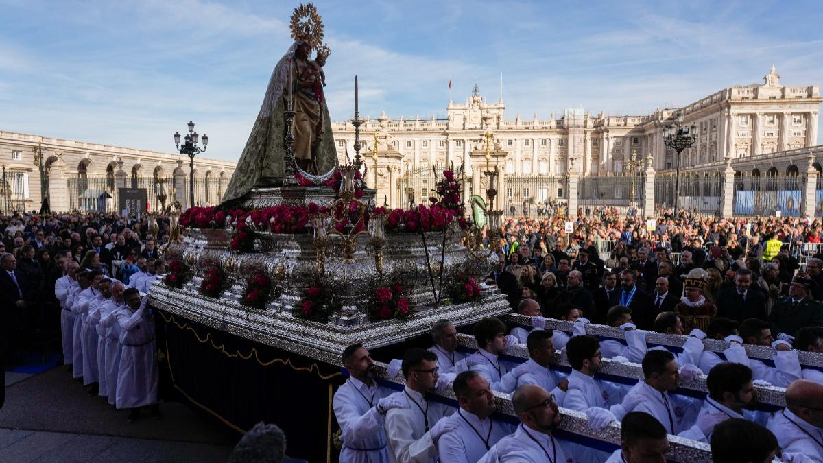 La virgen de La Almudena, patrona de Madrid, sale en procesión tras la eucaristía por su festividad presidida por el cardenal José Cobo.