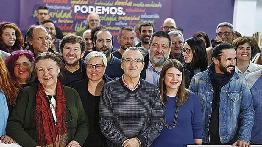 El candidato al Govern, Juan Pedro Yllanes, posa con los candidatos a consells y ayuntamientos.