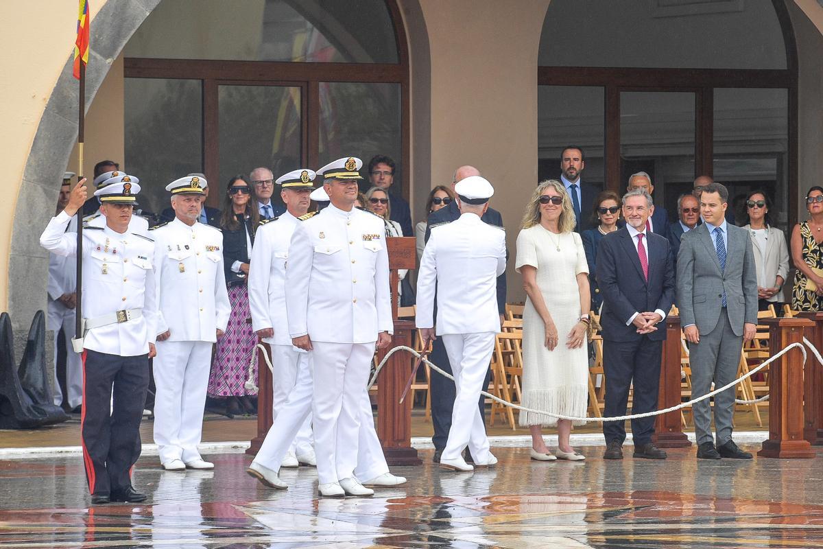 El jefe del Apoyo Logístico de la Armada saluda a las autoridades civiles; en primer plano el máximo responsable del Arsenal de Las Palmas Carlos Garau Pérez-Crespo en el acto del 75 aniversario.