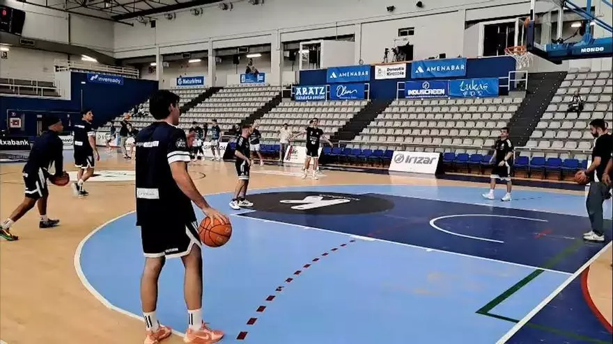 Calentamiento del Alimerka Oviedo Baloncesto para su segundo partido en San Sebastián