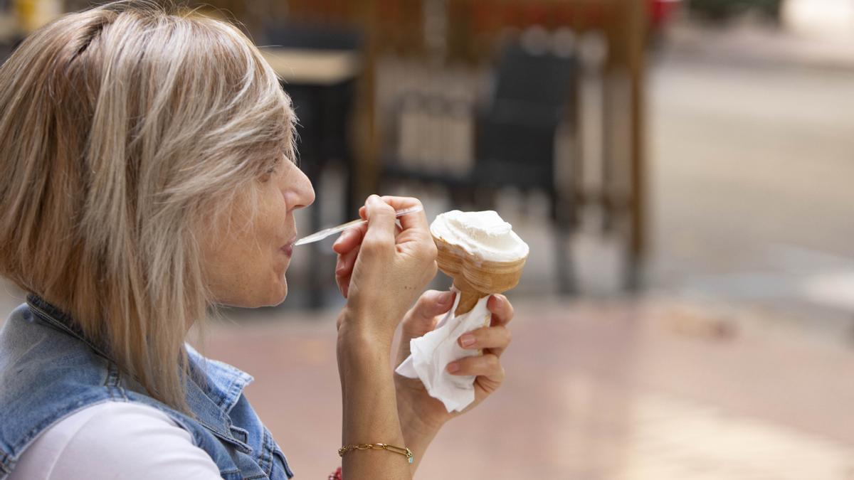 Unas vecinas de Xàtiva tomándose un helado.