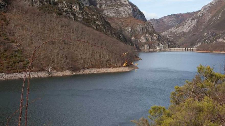 El embalse de Tanes, en Caso, ayer por la mañana.