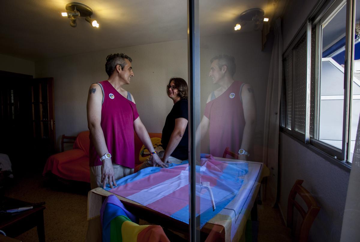 Kristal Calvo y Nhabi Iturbide en la casa de la primera de las dos, que funciona como piso de acogida.