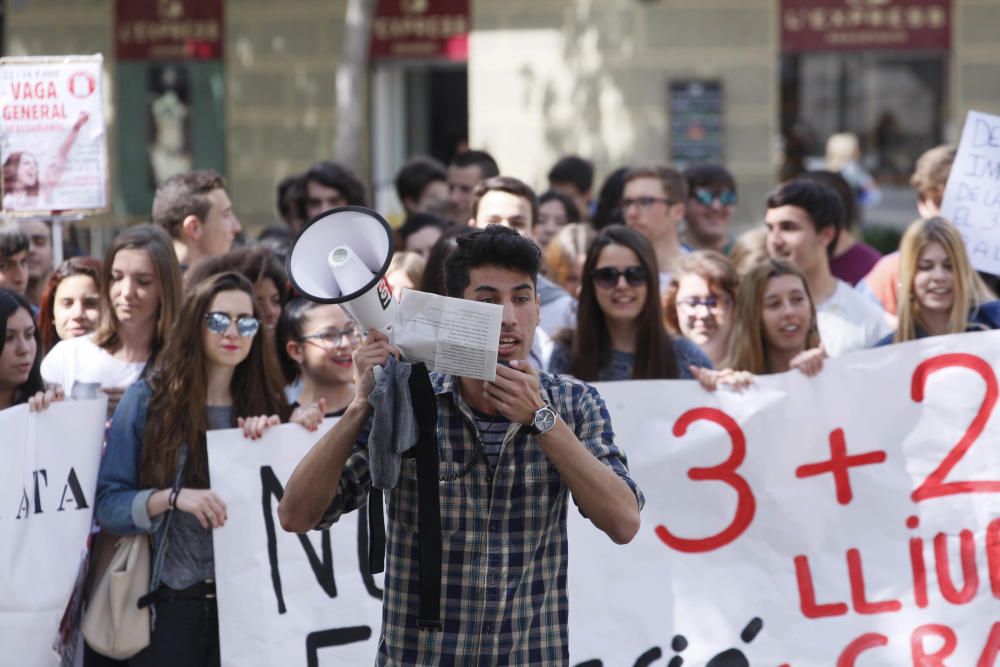 Un centenar d''estudiants rebutgen la Llei Wert a Girona