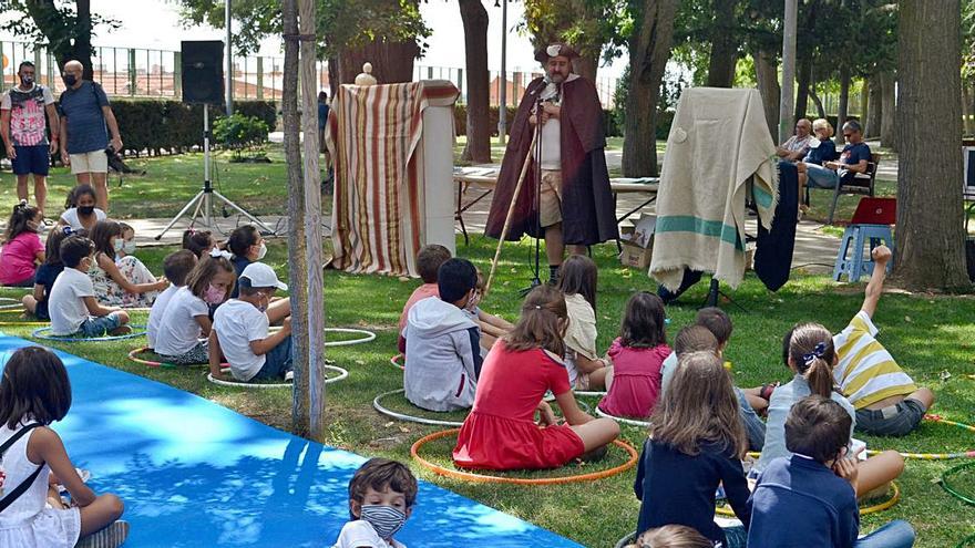 Cuentacuentos y lectura en alto por los niños, en el “Día de la Biblioteca” en la XXII Feria del Libro 