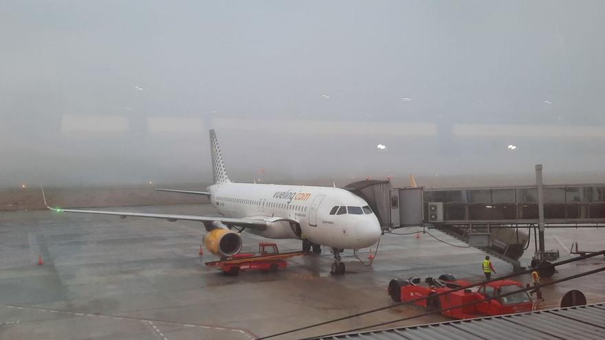 Un avión de Vueling con destino a Barcelona en el aeropuerto de Peinador este invierno.