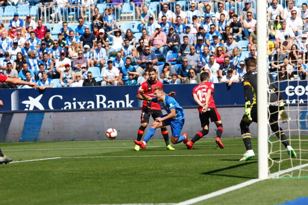 Un tanto de Leo Suárez a cinco minutos del final le da la victoria y los tres puntos al RCD Mallorca en su visita a La Rosaleda, en un duelo de aspirantes al ascenso a Primera División que comenzaban la jornada empatados a puntos.