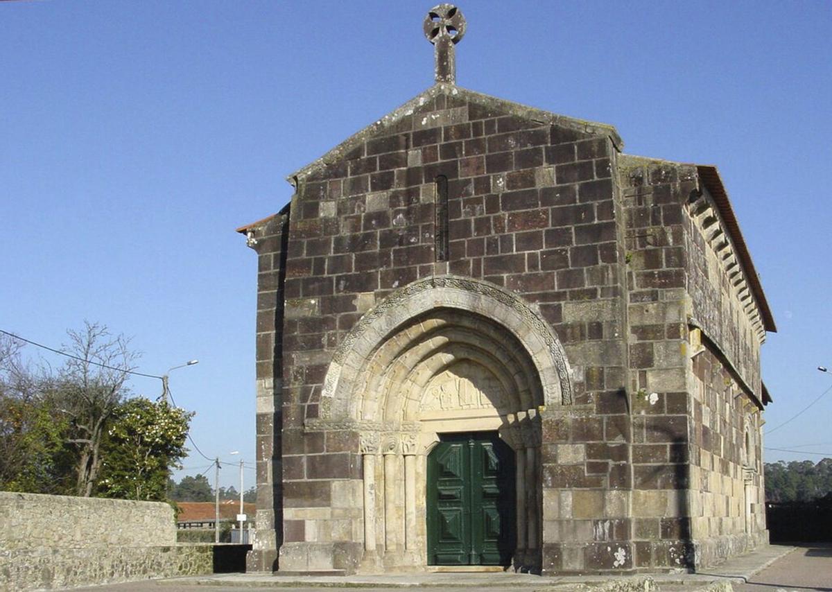 Fachada da igrexa de São Cristóvão de Rio Mau.