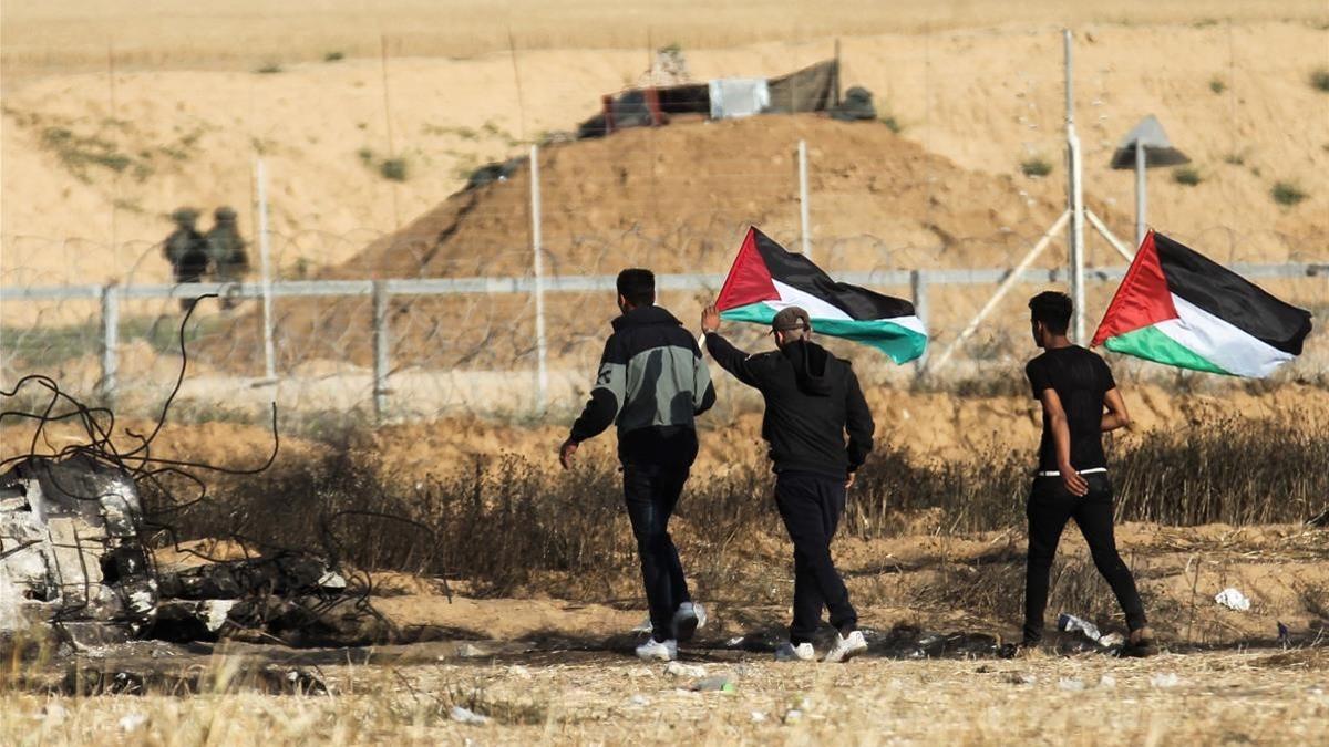 Un grupo de manifestantes palestinos durante unas protestas el 15 de abril del 2018 junto a la frontera con Israel en la Franja de Gaza.