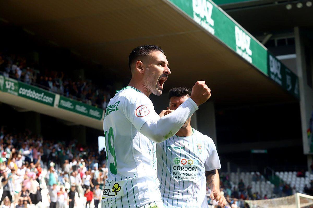 Kike Márquez celebra un gol en El Arcángel durante el curso 2022-2023.