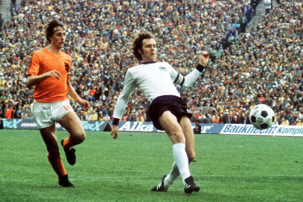 Franz Beckenbauer lucha por el balón con Johan Cruyff durante la final de la Copa del Mundo de 1974 entre Alemania y Holanda en Múnich (Alemania).