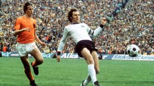 Franz Beckenbauer lucha por el balón con Johan Cruyff durante la final de la Copa del Mundo de 1974 entre Alemania y Holanda en Múnich (Alemania).