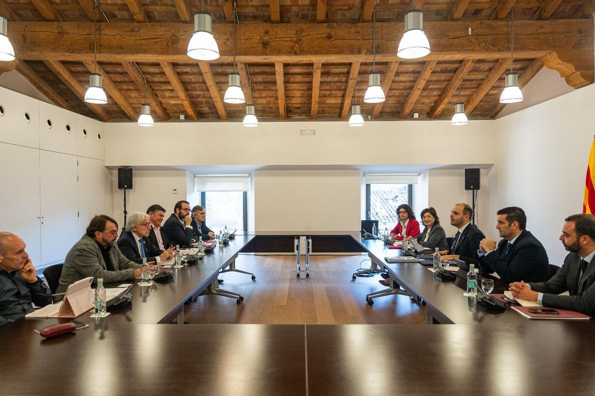 El conseller de la Presidència, Albert Dalmau, reunido con los sindicatos y la patronal para explicar los acuerdos de las comisiones bilaterales.